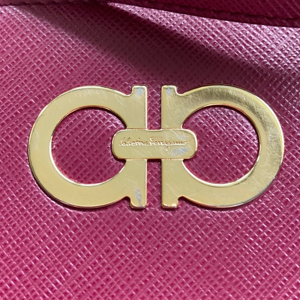 Salvatore Ferragamo berry pink wristlet - Picture 2 of 13